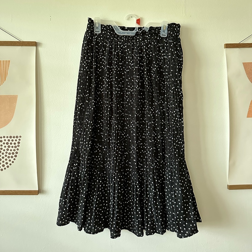 Brand new! Black and white polka dot, high waisted skirt from Amazon size L
